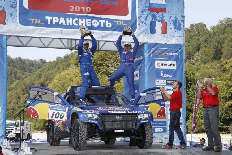 Carlos Sainz feiert seinen vierten Rallye-Erfolg in Folge.