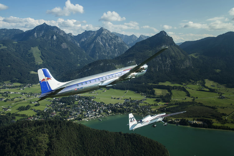 Das Red Bull Racing-Duo reiste in einer DC-6-Maschine, über dem atemberaubenden Alpenpanorama Österreichs, zum Red Bull Ring