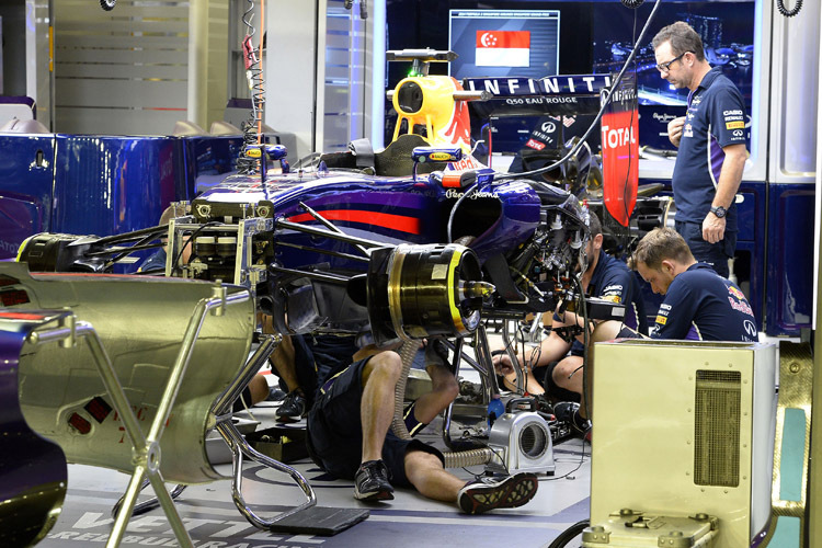 Fleissige Schrauber: Die Red Bull Racing-Crew wechselte das Aggregat in Sebastian Vettels Auto in drei Stunden