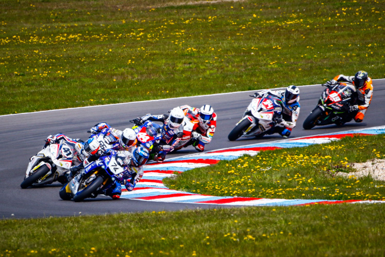 Die Piloten aus der IDM haben sich längst an die Wellen auf dem Lausitzring gewöhnt