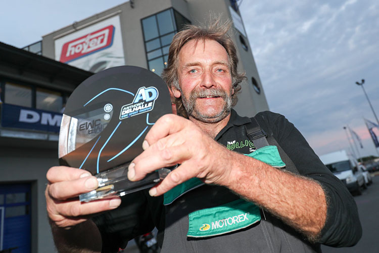 Hanspeter Bolliger mit der «Anthony Delhalle EWC Spirit Trophy»