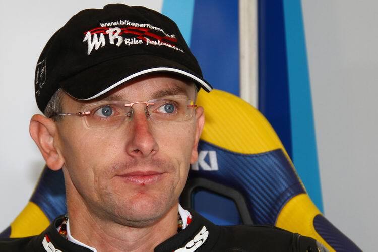 Martin Bauer probiert die BMW HP4