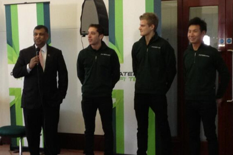Caterham-Teamchef Tony Fernandes mit Reservefahrer Frijns und den GP-Piloten Ericsson und Kobayashi (von links)