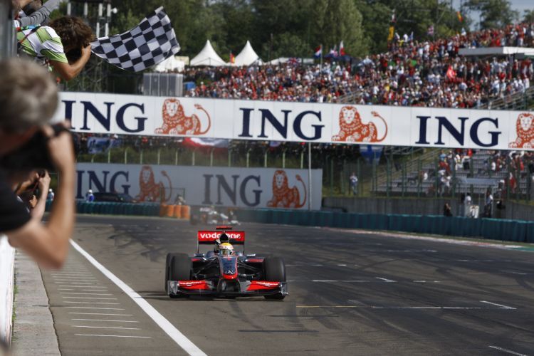 Lewis Hamilton feiert seinen ersten Saisonsieg