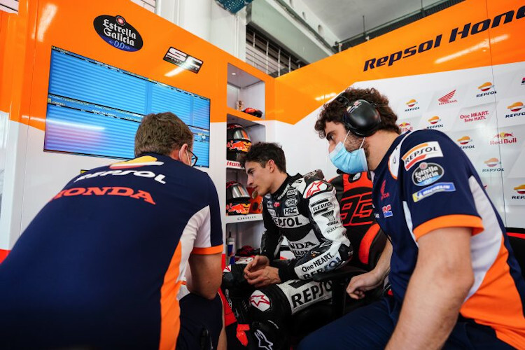 Santi Hernández (rechts) bei der Arbeit mit Marc Márquez