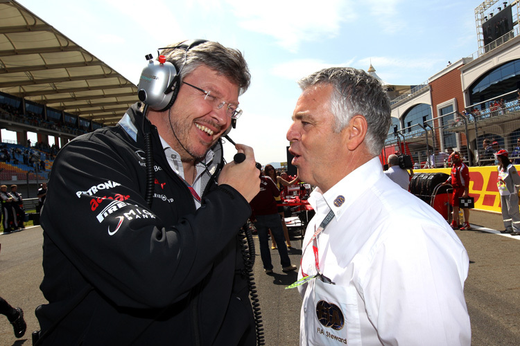 FIA-Rennkommissar Derek Warwick (rechts) im Gespräch mit Mercedes-Teamchef Ross Brawn