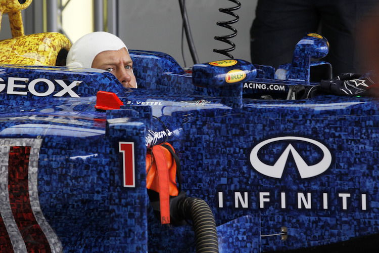 2012 wird beim Red Bull von Sebastian Vettel eine Aktion von 2007 wiederholt: Gegen eine Spende konnten sich Fans beim Rennen in Silverstone auf dem Auto verewigen. Durch die Lackierung in Teamfarben muss man aber schon genauer hinschauen.