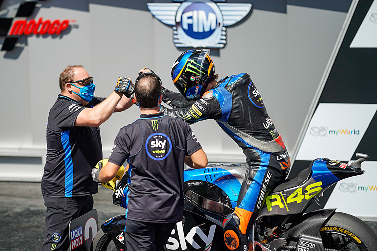 Marini klatscht sich im Parc Fermé mit seinem Crew-Chief ab