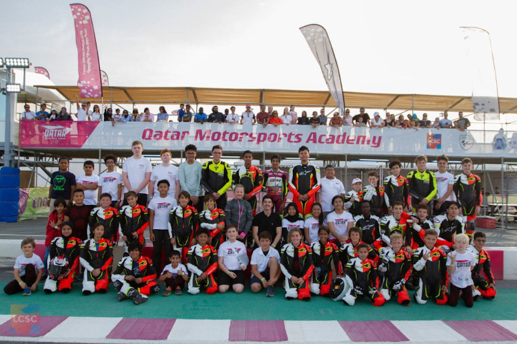 Viñales inmitten der Nachwuchsfahrer der «Qatar Motorsports Academy»