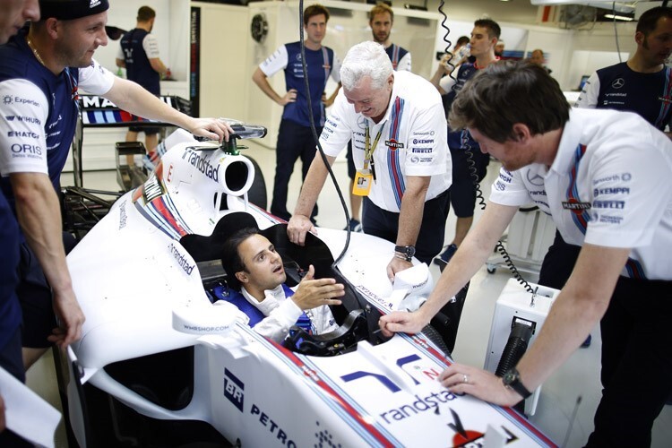 Pat Symonds (Bildmitte, mit weissem Haar) am Wagen von Felipe Massa