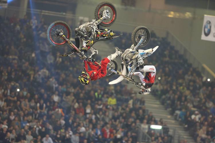 Spektakuläre Stunt-Show gehören zum Supercross dazu 