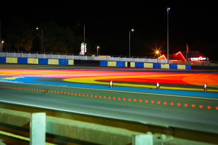 Blick auf die legendäre Tertre Rouge bei Nacht während der 24h Le Mans