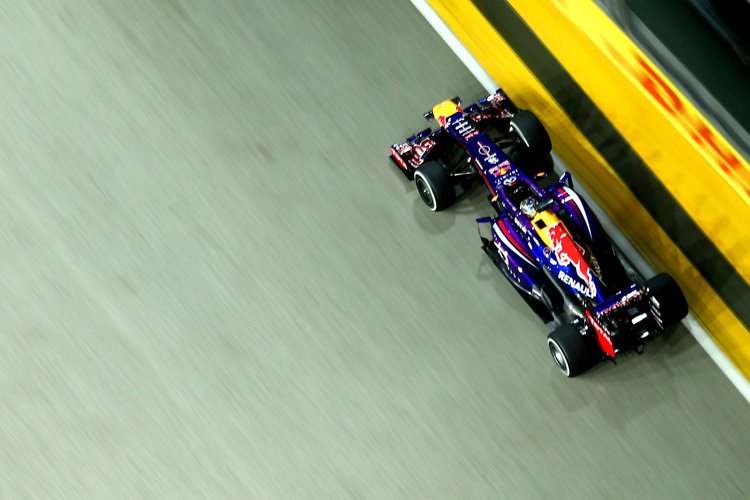 Sebastian Vettel fliegt durch die Nacht von Singapur