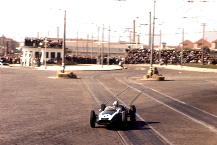 Jack Brabham 1960 mit seinem Cooper beim Portugal-GP