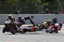 Bradley Smith stürzt und trifft dabei ausgerechnet Aprilia-Teamkollge Aleix Espargaró, der in der Folge mit Schmerzen im linken Knie aufgeben muss