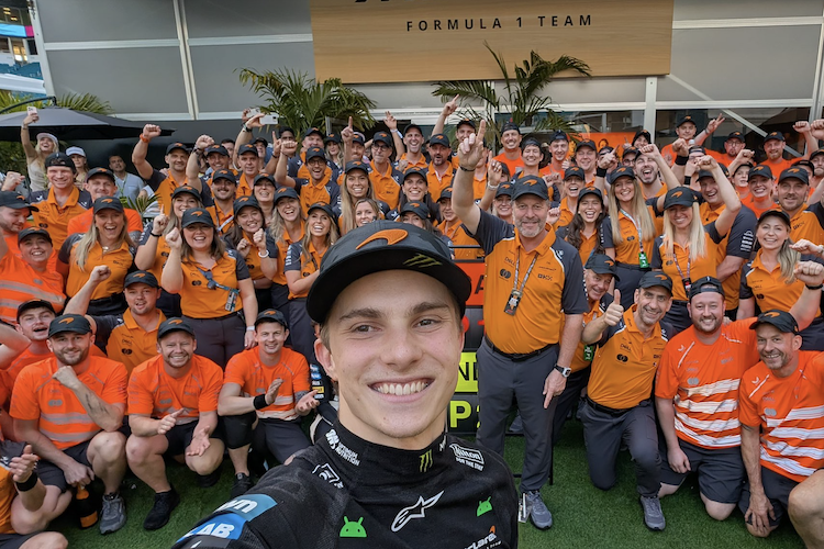 Oscar Piastri: Selfie mit seiner McLaren-Mannschaft