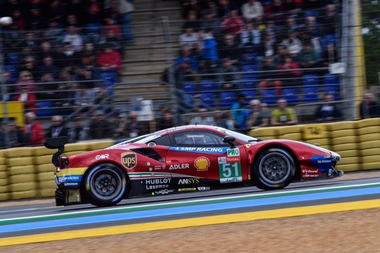 Der Ferrari 488 GTE oben beim Dunlop-Bogen