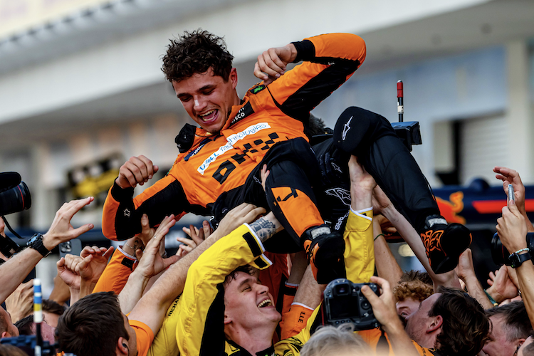 Lando Norris lässt sich nach seinem Sieg in Miami feiern