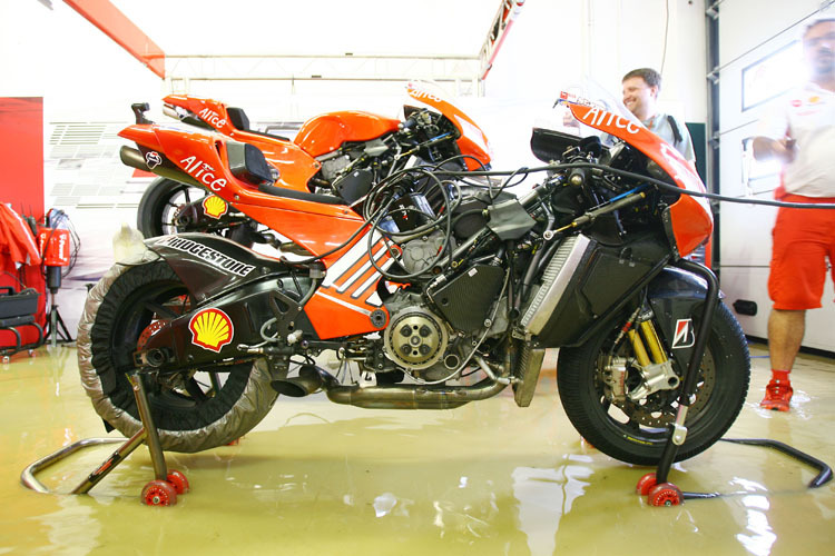 Hochwaser in in der Box in Misano: Die 2007-Ducati mit Stahlrahmen
