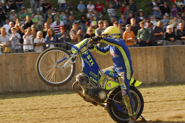 Mitch Godden veranstaltet das Rennen in Collier Street