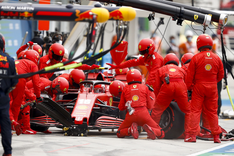 Charles Leclerc beim Boxenstopp im Ungarn-GP