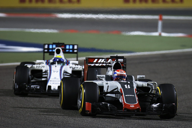 Romain Grosjean im Haas-Renner vor Felipe Massa im Williams