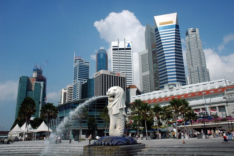 Merlion vor der Skyline von Downtown Singapur