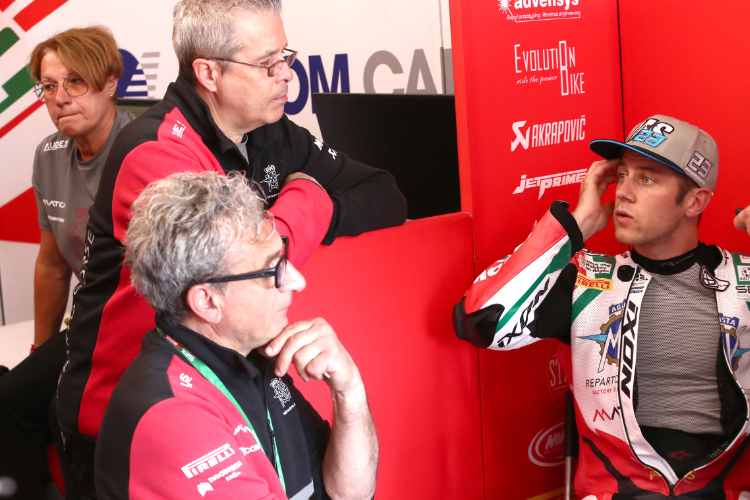 Marcel Schrötter beim Debrief mit seinem neuen MV Agusta Team