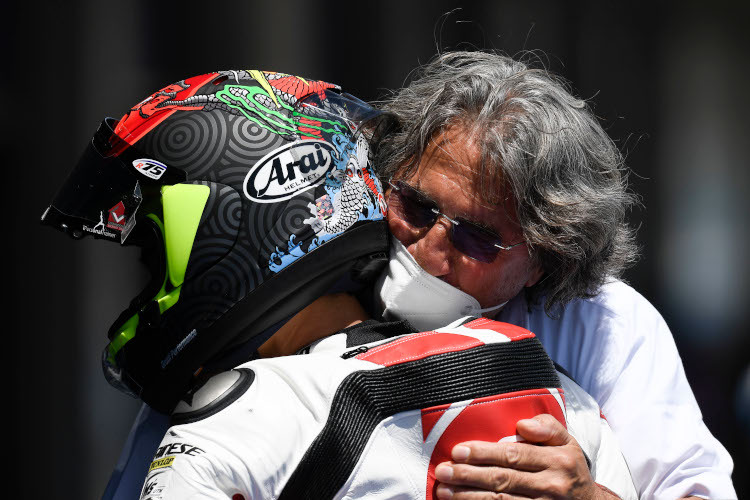 Paolo Simoncelli umarmt seinen Moto3-Piloten Tatsuki Suzuki