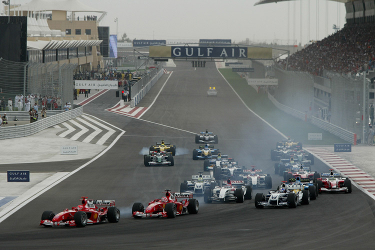 Nach dem Start zum ersten Bahrain-GP 2004: Michael Schumacher führt