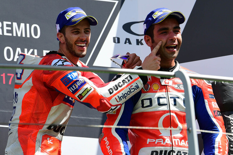 Andrea Dovizioso mit Danlio Petrucci bei seinem ersten Saisonsieg in Mugello