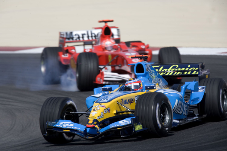 HItzerekord: Fernando Alonso (hier vor Schumi) fährt in Bahrain 2005 bei 42 Grad dem Sieg entgegen