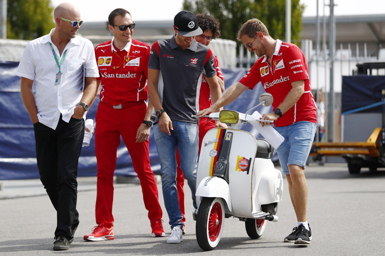 Sebastian Vettel mit seiner einmaligen Vespa