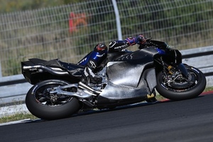 Augusto Fernandez mit dem V4-Bike von Yamaha)