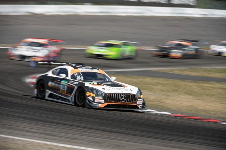 Den Mercedes-AMG GT3 von AutoArena Motorsport steuern am Sachsenring Patrick Assenheimer und Maro Engel