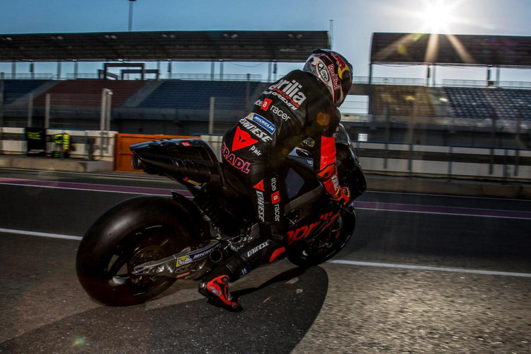 Stefan Bradl mit der 2016-Aprilia beim ersten Katar-Test vor zwei Wochen