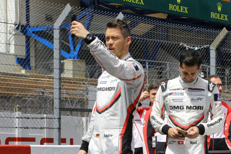 Haben Spaß mit dem Mobiltelefon: André Lotterer (li.) und Neel Jani