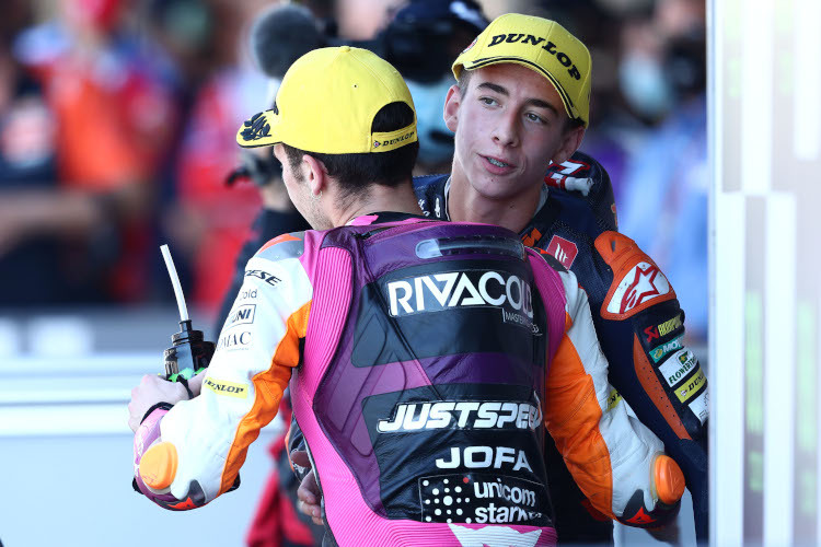 Andrea Migno und Pedro Acosta im Parc Fermé