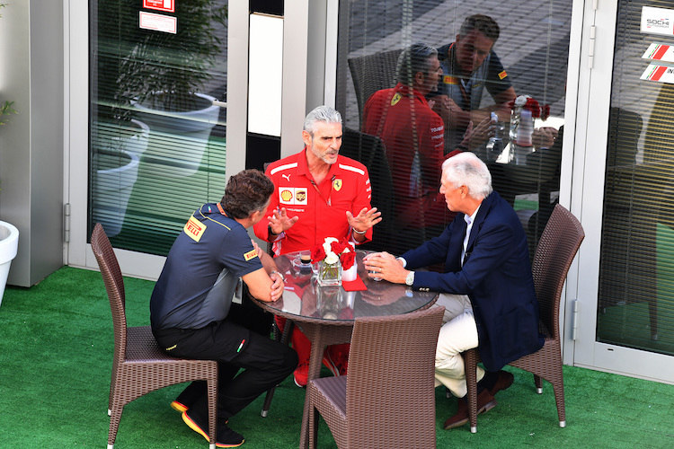 Marco Tronchetti Provera (rechts) mit Ferrari-Teamchef Maurizio Arrivabene und Pirelli-Rennchef Mario Isola (links)