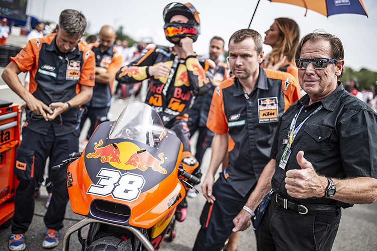 Roger De Coster in Brünn am Grid mit Bradley Smith (KTM)