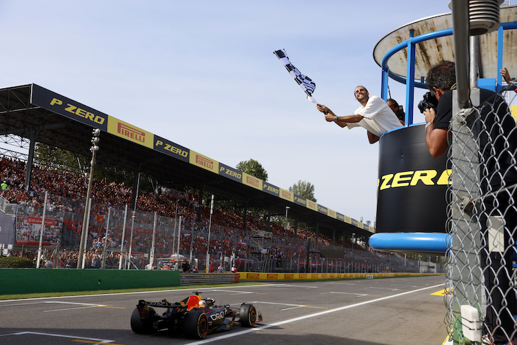 Max Verstappen kreuzte die Ziellinie in Monza als Erster