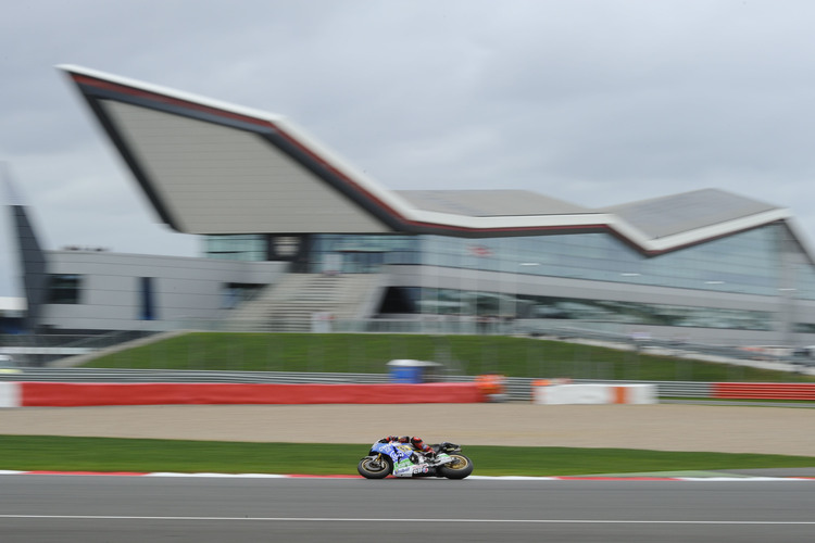 Stefan Bradl vor dem Silverstone Wing