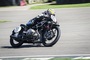 Maria Costello auf der historischen BMW R 57 mit Kompressor-Aufladung