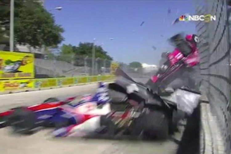 Der Unfall von Takuma Sato (vorne) und Dario Franchitti (oben) in Houston