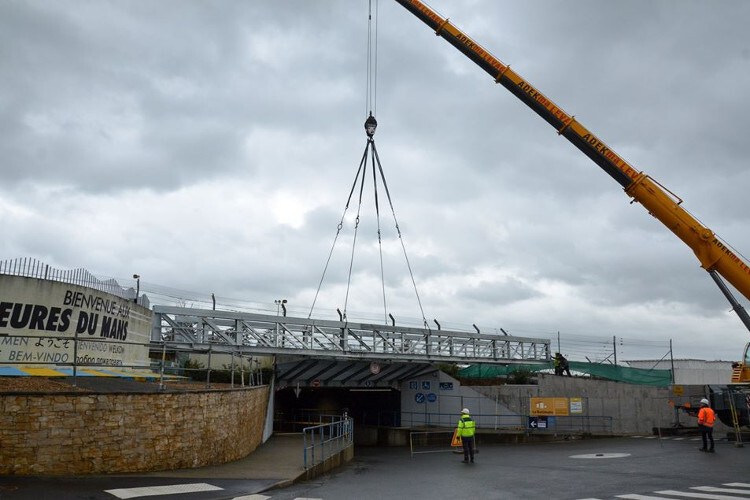 Die neue Zuschauerbrücke überquert die Einfahrt des Tunnels, der in den Paddock führt 