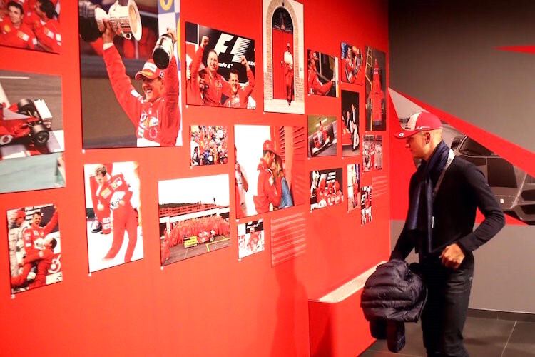 Mick Schumacher bei Ferrari, in der Ausstellung zu Ehren seines Vaters