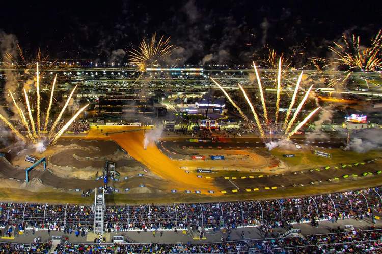 In den USA ist Supercross immer ein großes Spektakel