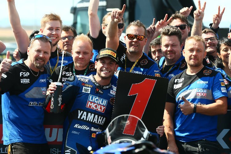 Das Kallio-Team feiert Sandro Cortese