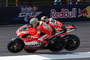 Ausgangs Zielkurve. Hayden (innen und Dovizioso springen aussen über die Bordsteine