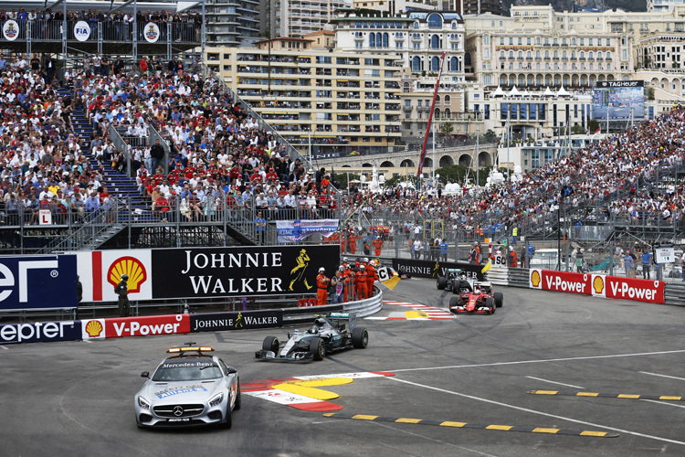 Lewis Hamilton hinter dem Safety-Car, Rosberg und Vettel